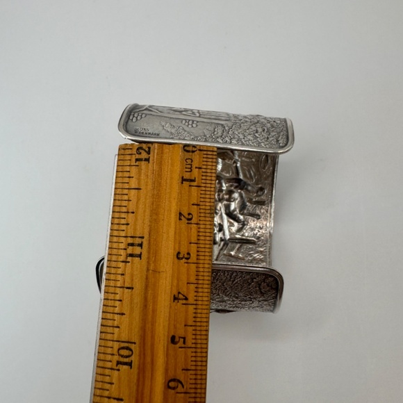 Vintage Jorgen Th Steffesen silver plated repousse cuff bracelet tavern scene. - Picture 12 of 12